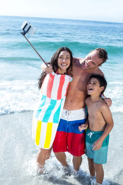 Família alegre tomando selfie — Fotografia de Stock