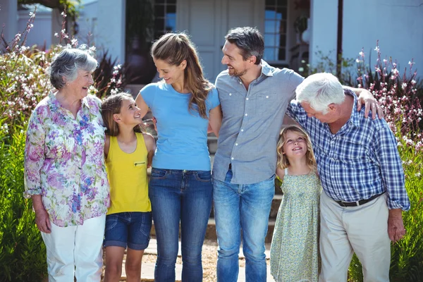 Famiglia guardando l'un l'altro — Foto Stock