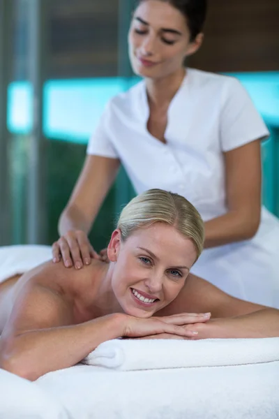 Mujer recibiendo masaje de espalda — Foto de Stock