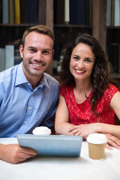 Par med tablett på restaurang — Stockfoto