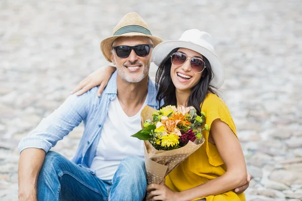 Glückliches Paar mit Blumenstrauß — Stockfoto