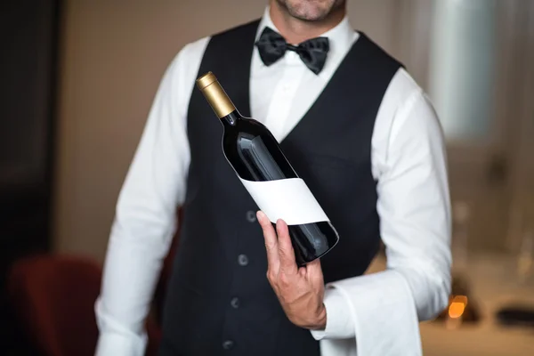 Waiter presenting red wine — Stock Photo, Image
