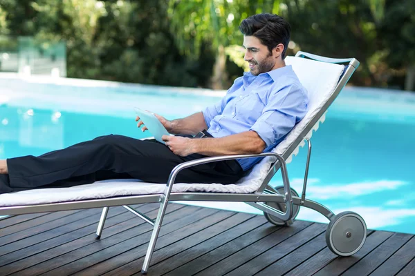 Smart man använder tablet nära pool — Stockfoto