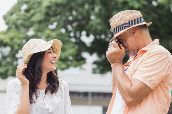 Man photographing woman — Stock Photo, Image