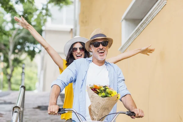 Casal alegre de ciclismo na cidade — Fotografia de Stock