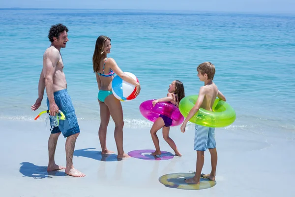 Familie mit Schwimmausrüstung — Stockfoto