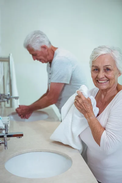 Senior woman and man cleaning hands — Stock Photo, Image