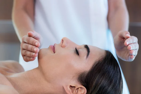 Mulher recebendo massagem de massagista — Fotografia de Stock