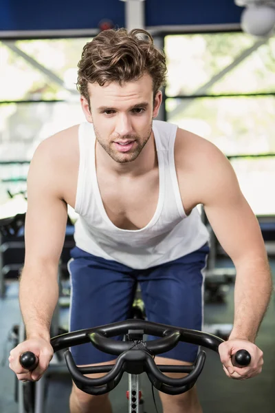 Man working out on exercise bike — Stock Photo, Image