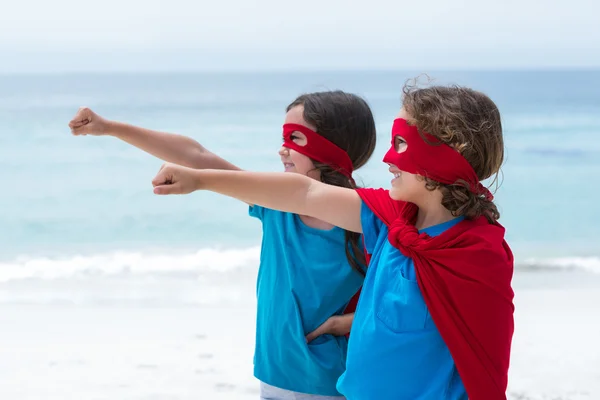 Frères et sœurs en costumes de super-héros — Photo