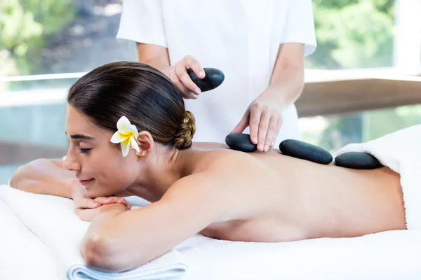 Woman receiving stone massage — Stock Photo, Image