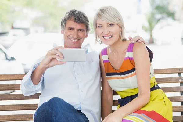 Happy couple with smartphone — Stock Photo, Image