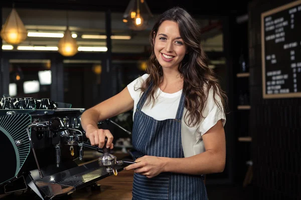 Barista Příprava kávy se strojem — Stock fotografie