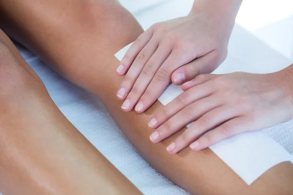 Woman getting her legs waxed — Stock Photo, Image