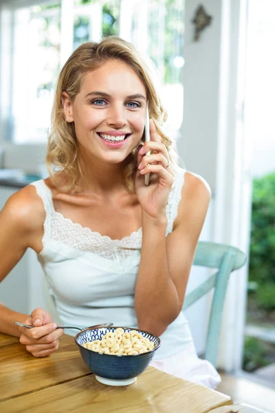 Leende kvinna som pratar i telefon — Stockfoto