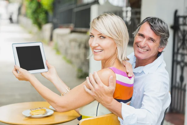 Met de tablet bij café (echt) paar — Stockfoto