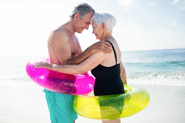 Cuplu în vârstă în inel gonflabil îmbrățișând — Fotografie, imagine de stoc