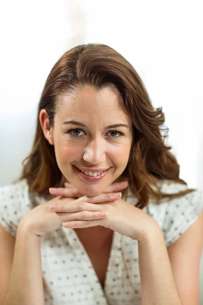 Hermosa joven sonriendo — Foto de Stock