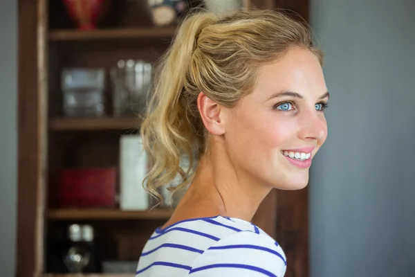 Vrouw op zoek weg in de keuken — Stockfoto