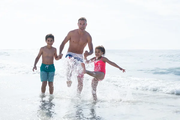 Alegre padre disfrutando con niños —  Fotos de Stock