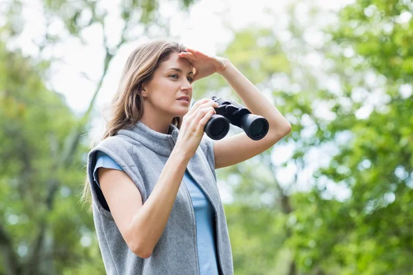 Ung kvinna tittar bort — Stockfoto