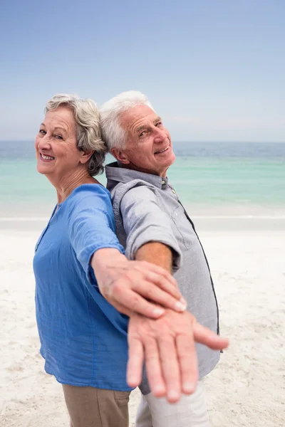 Senior koppel staande rug aan rug — Stockfoto