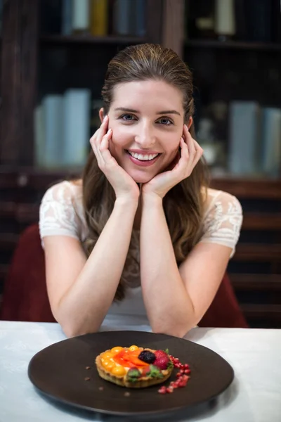 Vrouw met taart op tafel — Stockfoto