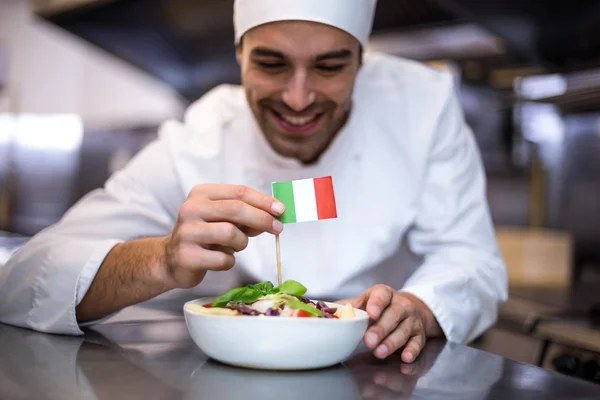 Koch präsentiert Mahlzeit mit italienischer Flagge — Stockfoto