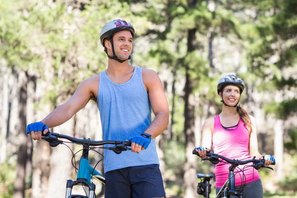 Y man and woman with bicycles — Stock Photo, Image