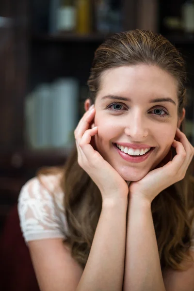 Mulher sorridente no restaurante — Fotografia de Stock