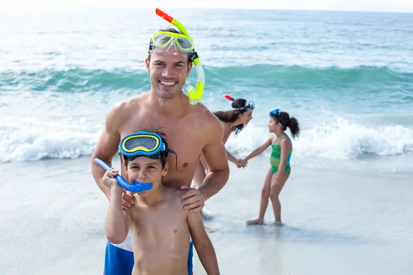 Familia con gafas de buceo — Foto de Stock