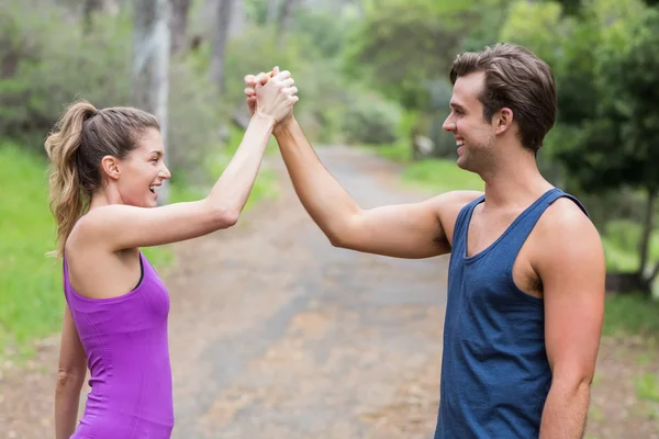 Vrolijke vrienden hand in hand — Stockfoto