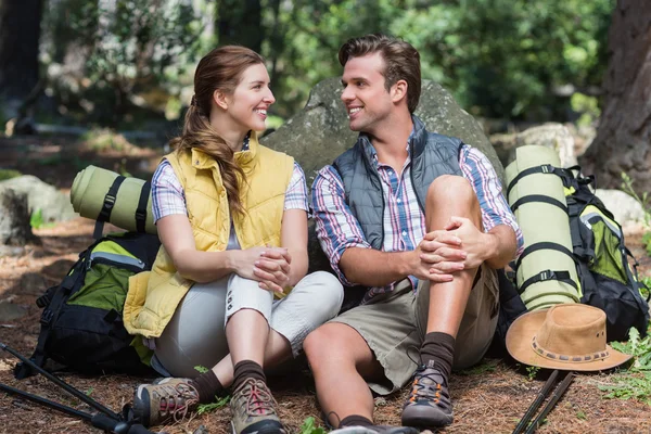 Pareja mirando cara a cara — Foto de Stock