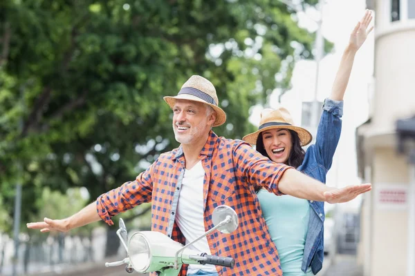 Glückliches Paar mit ausgestreckten Armen — Stockfoto