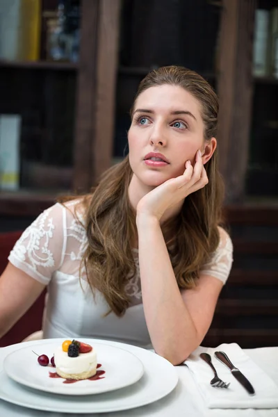 Doordachte vrouw in restaurant — Stockfoto