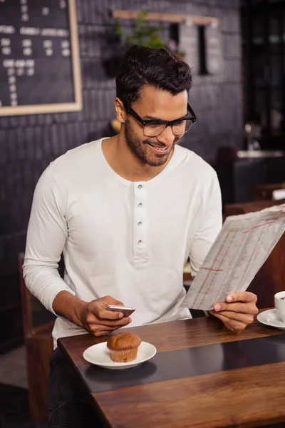 Mann mit Smartphone und Zeitung — Stockfoto