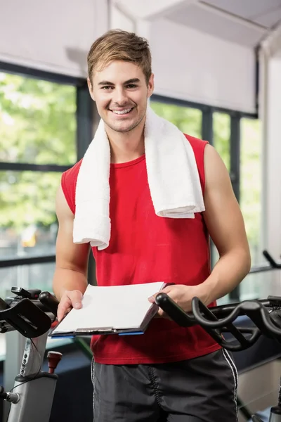 Instructeur de gymnase tenant presse-papiers — Photo