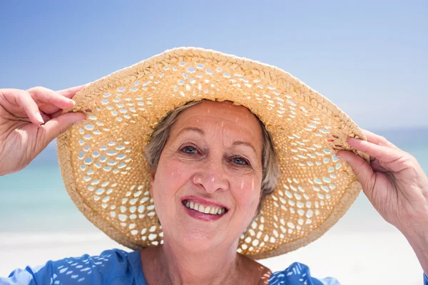Ευτυχής ανώτερος γυναίκα στην παραλία καπέλο — Φωτογραφία Αρχείου