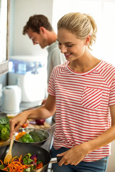 Glückliche junge Coupe beim Zubereiten von Essen — Stockfoto