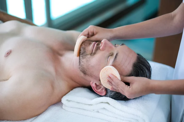 Człowiek, otrzymujący masaż twarzy — Zdjęcie stockowe