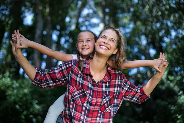 Mother and daughter looking up — Stock Photo, Image