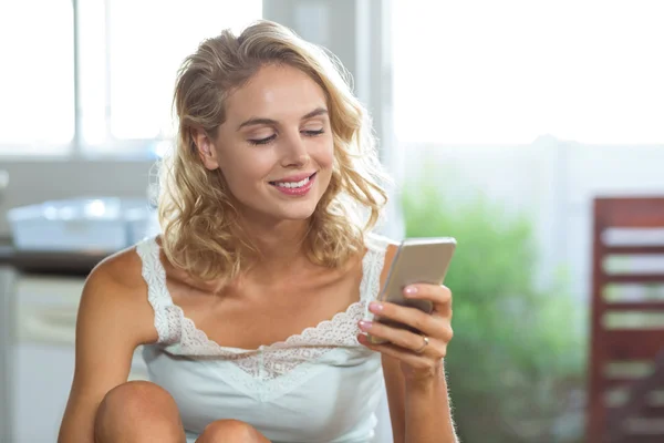 Jonge vrouw met behulp van mobiele telefoon — Stockfoto