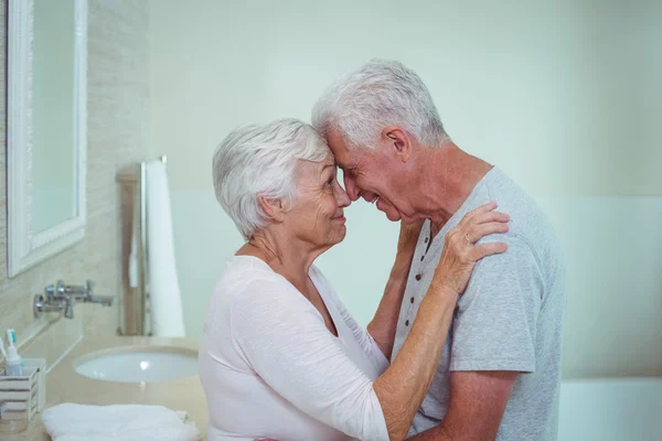 Romantische senior paar in badkamer — Stockfoto