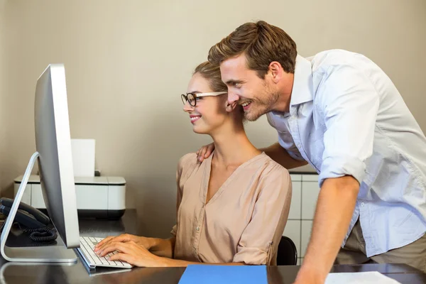 Mann und Frau arbeiten — Stockfoto