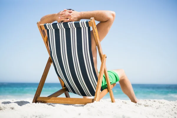 Man sitting and relaxing on deck chair — Stock Photo, Image