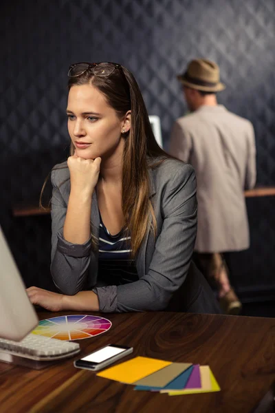 Mulher de negócios criativa usando computador — Fotografia de Stock