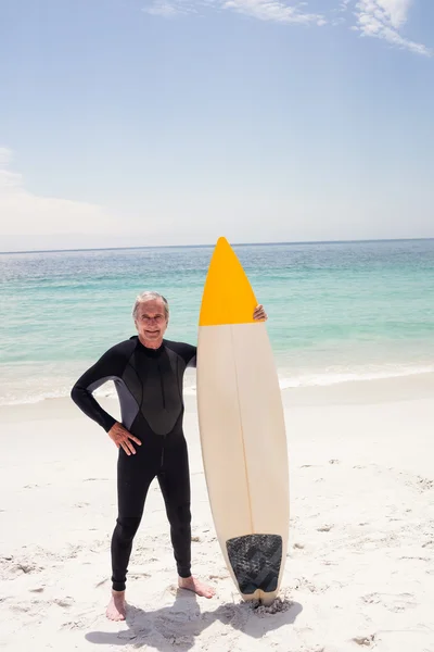 Komuta sizde surfboard holding wetsuit — Stok fotoğraf