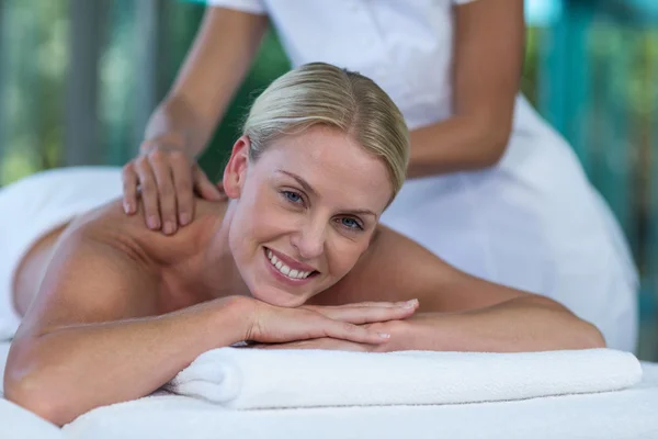 Frau erhält Rückenmassage — Stockfoto