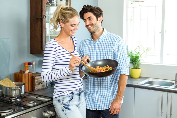 Couple préparant la nourriture dans la cuisine — Photo