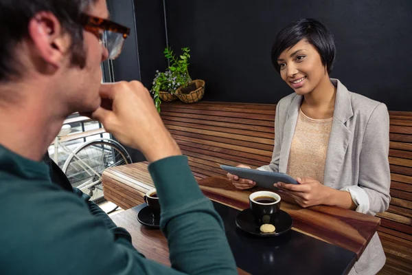 Couple prenant du café et utilisant une tablette — Photo